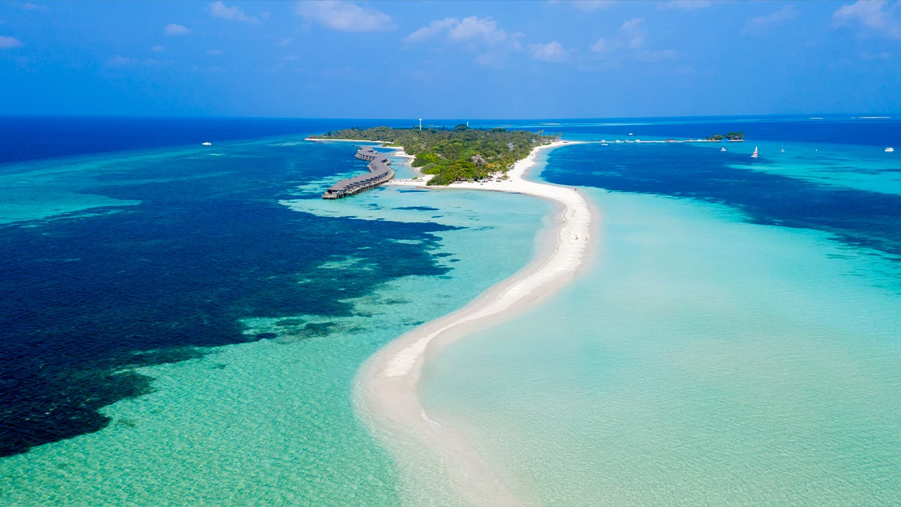 Laguna e spiaggia tropicale alle Maldive