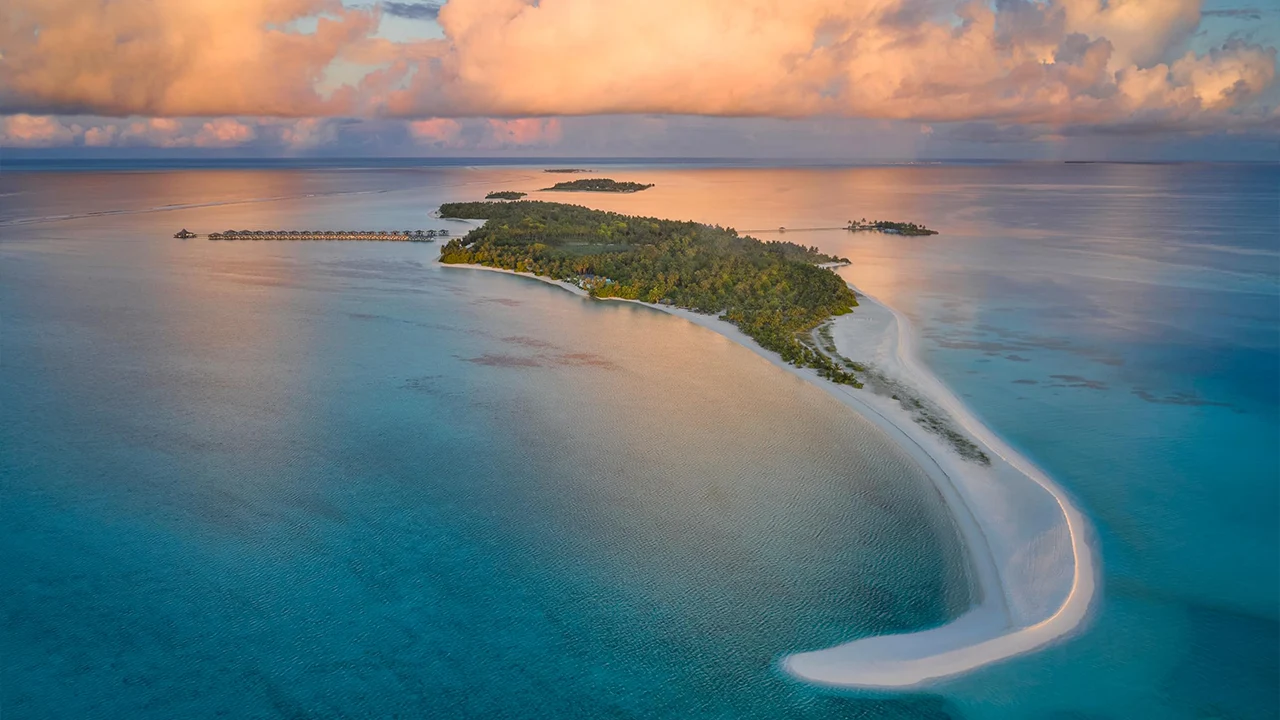 Isola tropicale alle Maldive vista dall’alto