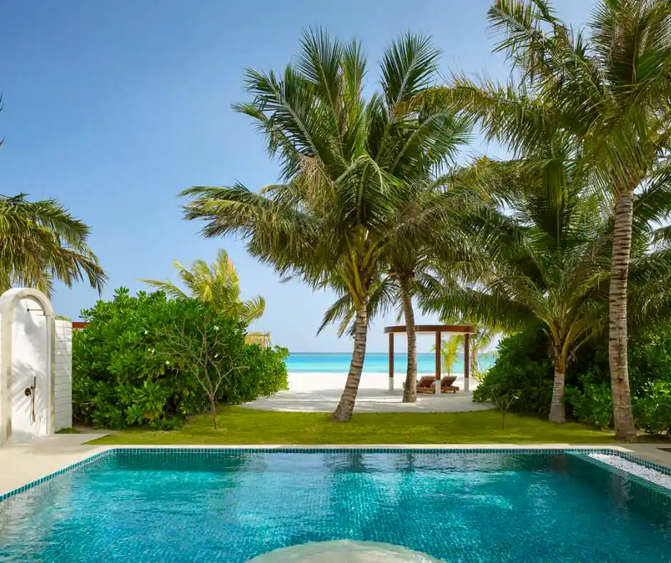 Piscina vista mare al Villa Park Sun Island Resort Maldives