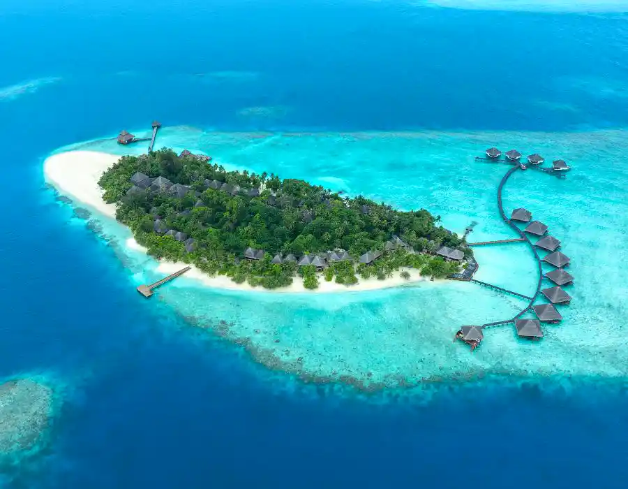 Vista aerea di Adaaran Club Rannalhi con isola tropicale, laguna turchese e water villa