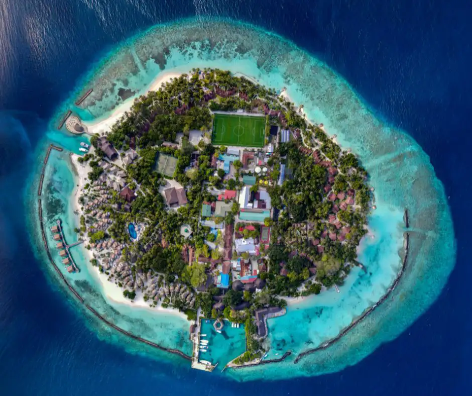 Vista aerea di Bandos Resort Maldives con laguna turchese