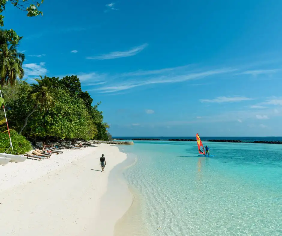 Spiaggia e sport acquatici al Bandos Resort Maldives