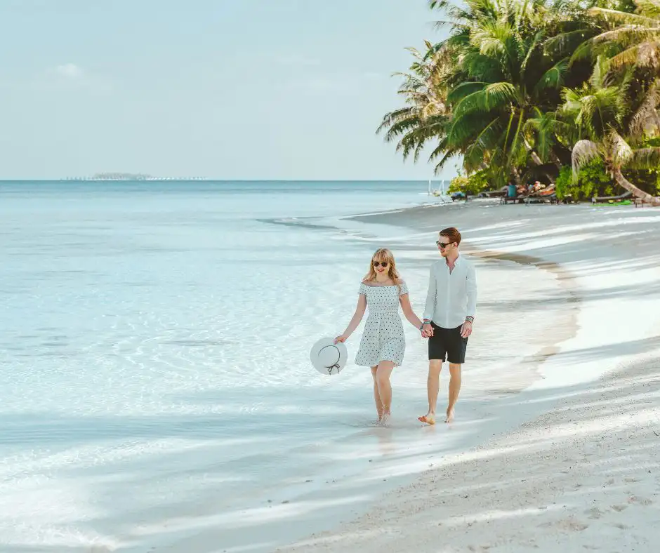 Coppia sulla spiaggia al Bandos Resort Maldives