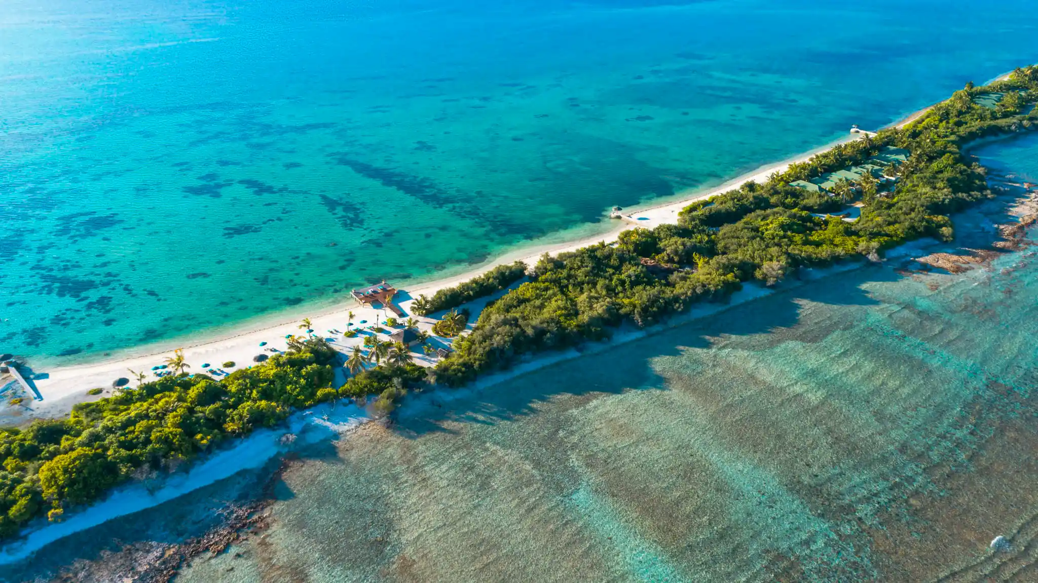 Vista aerea del Canareef Resort Maldives nell’atollo di Addu con laguna turchese e spiaggia tropicale