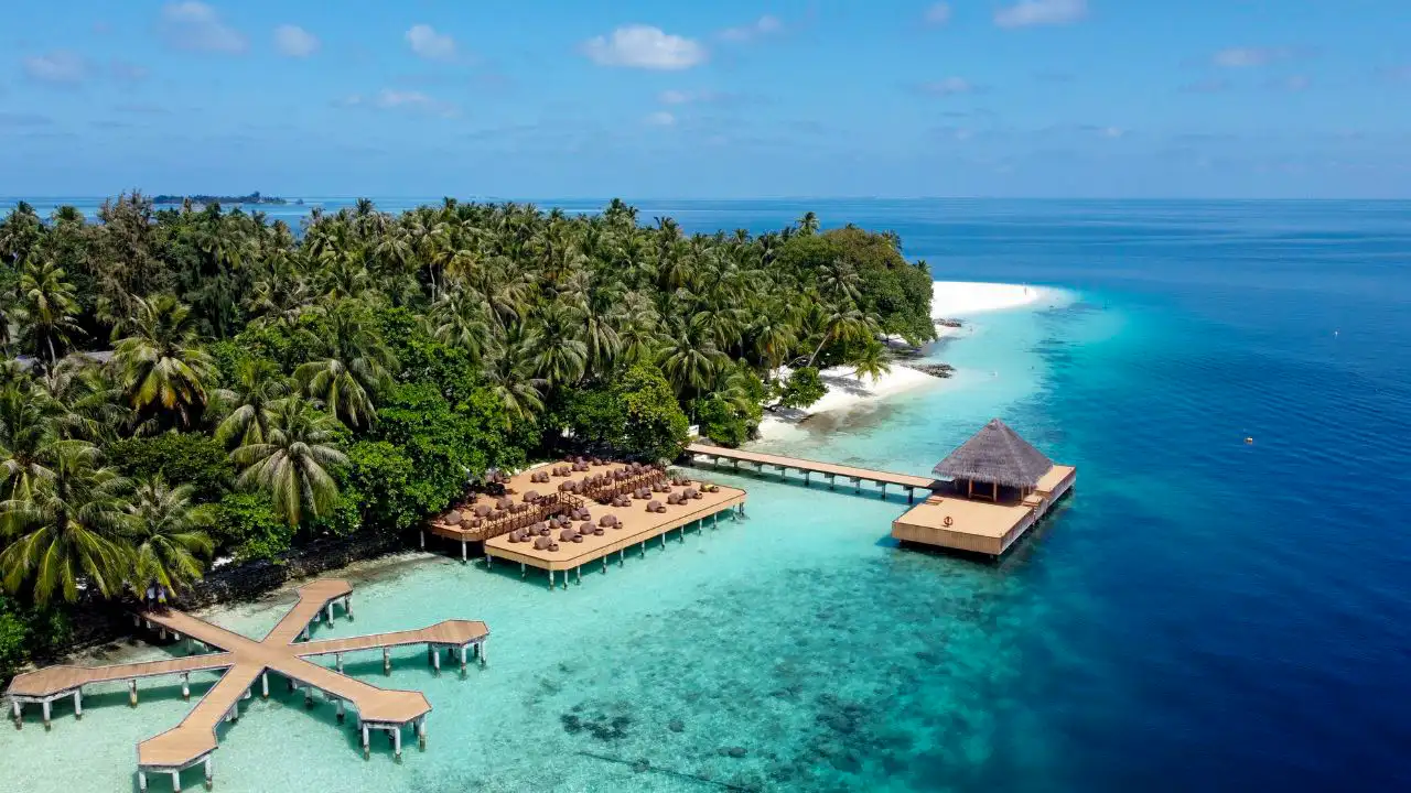 Isola tropicale alle Maldive con laguna turchese del Fihalhohi Maldives