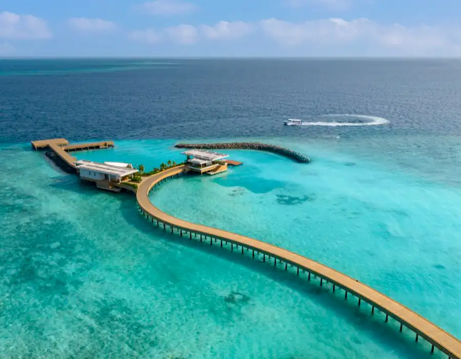 Pontile di Alila Kothaifaru Maldives nella laguna turchese dell’Atollo di Raa