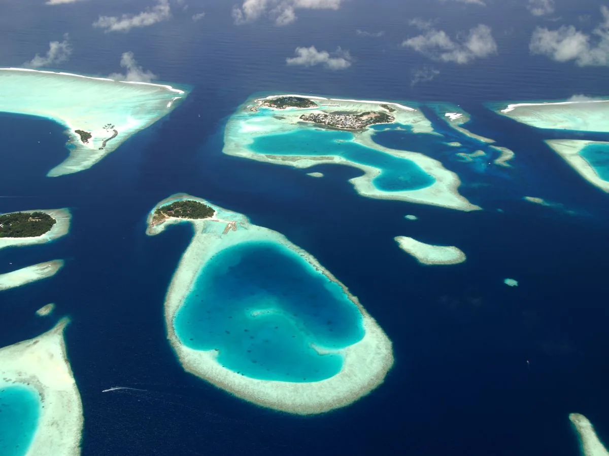 Atolli e lagune turchesi delle Maldive visti dall’alto