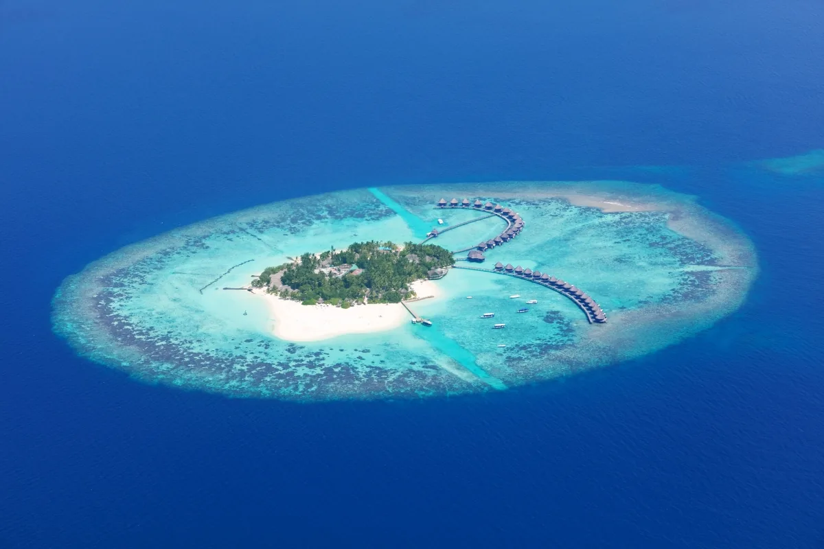 Atollo delle Maldive con resort e barriera corallina