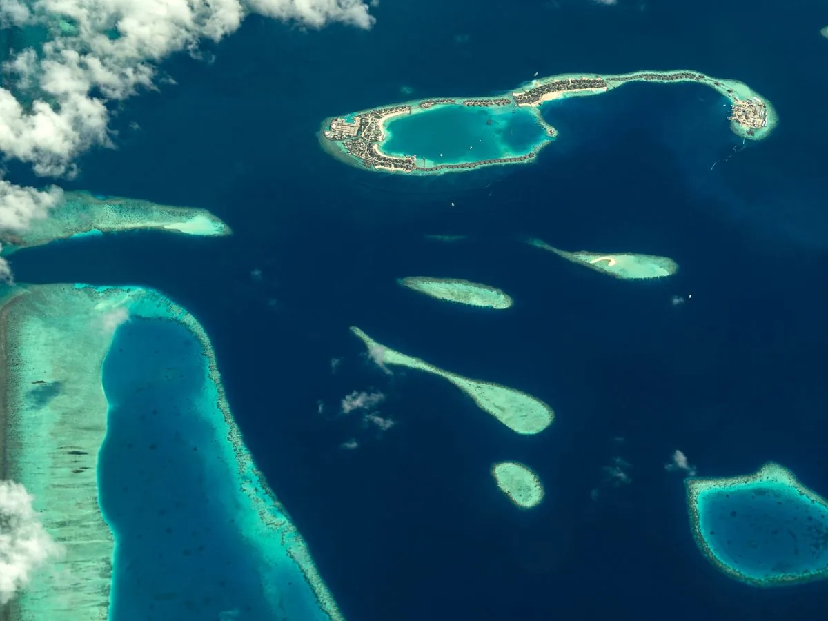 House reef e lagune degli atolli delle Maldive visti dall’alto