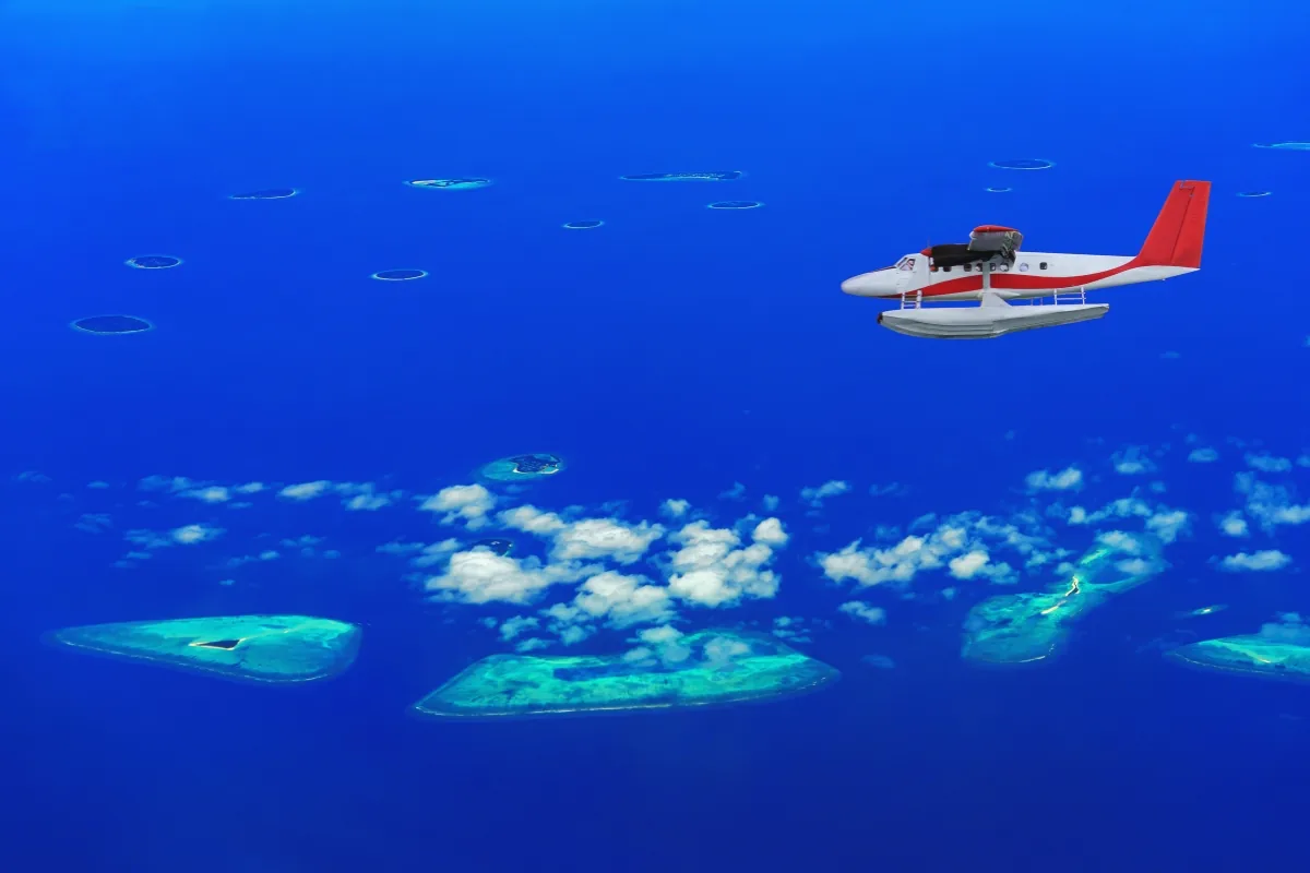 Idrovolante in volo sopra gli atolli delle Maldive