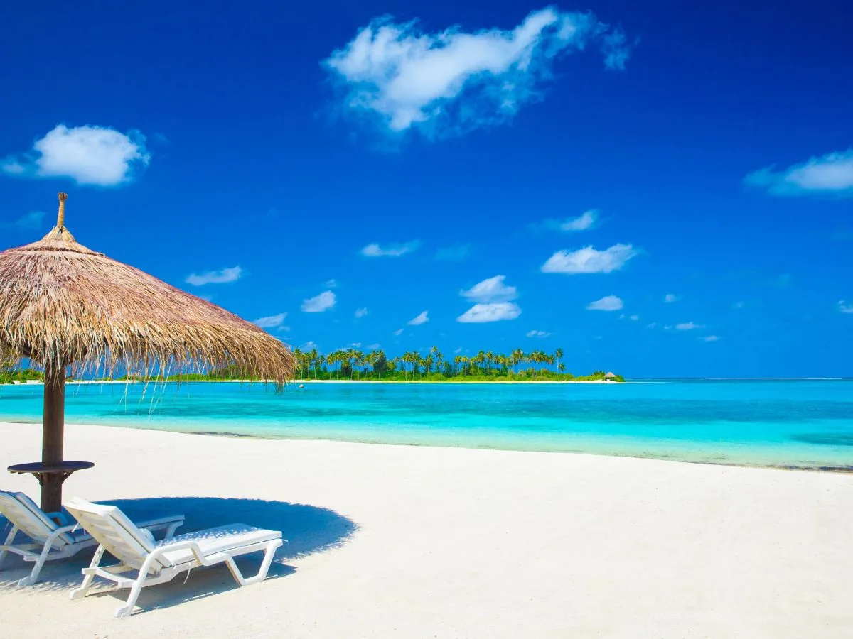 Spiaggia tropicale delle Maldive durante una giornata soleggiata