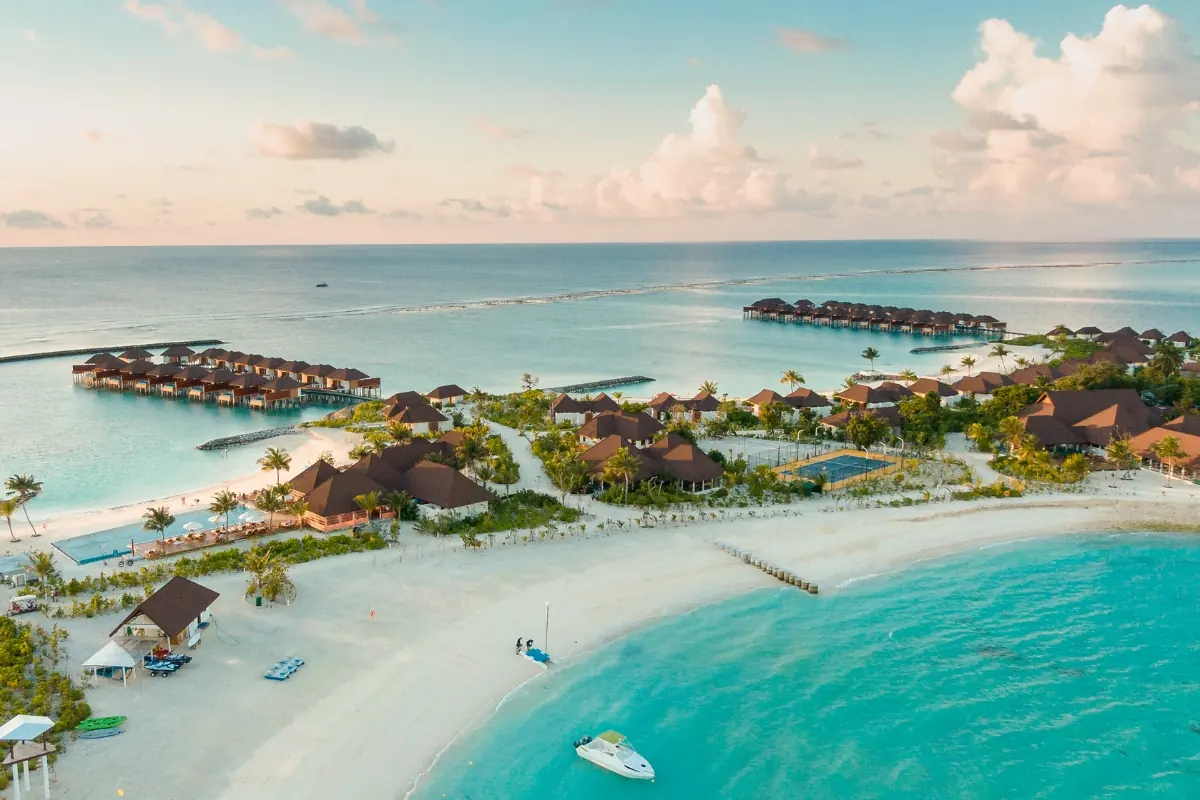Resort alle Maldive visto dall'alto tra spiaggia e laguna