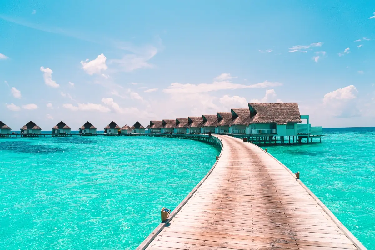 Passerella con Water Villa in un resort delle Maldive