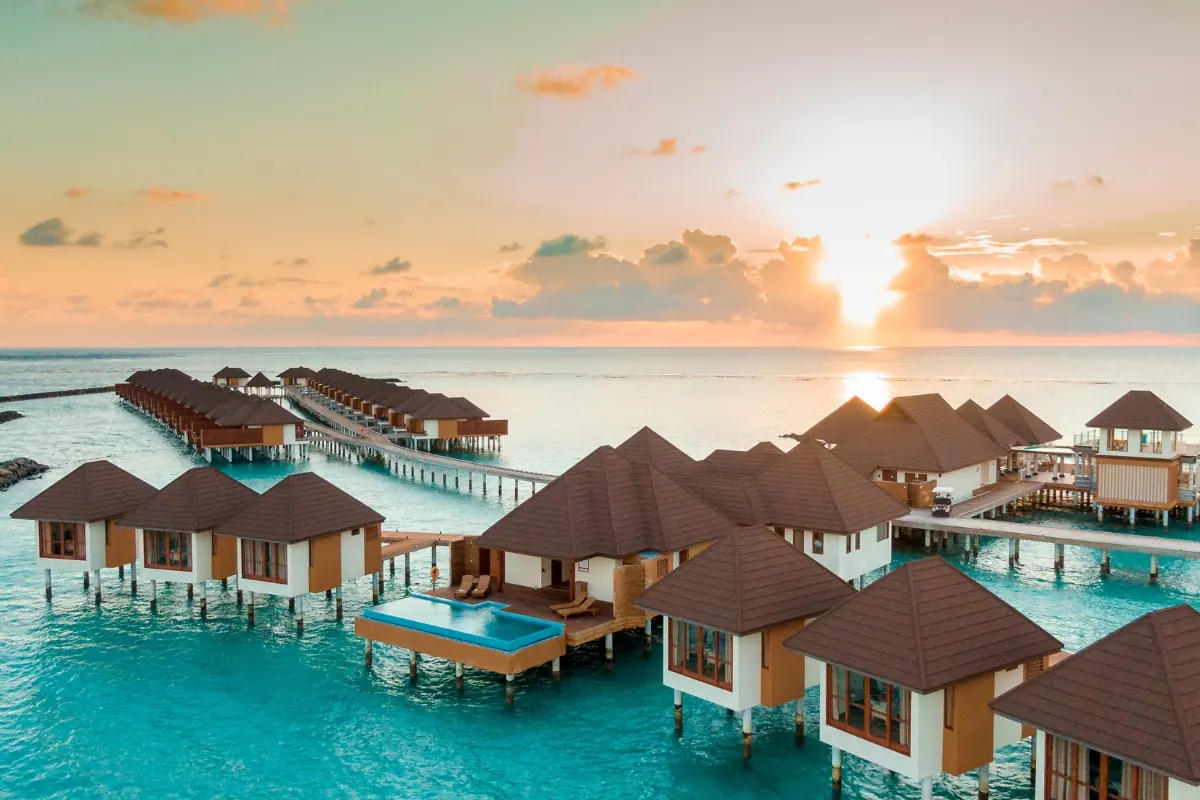 Water Villa in un resort delle Maldive al tramonto