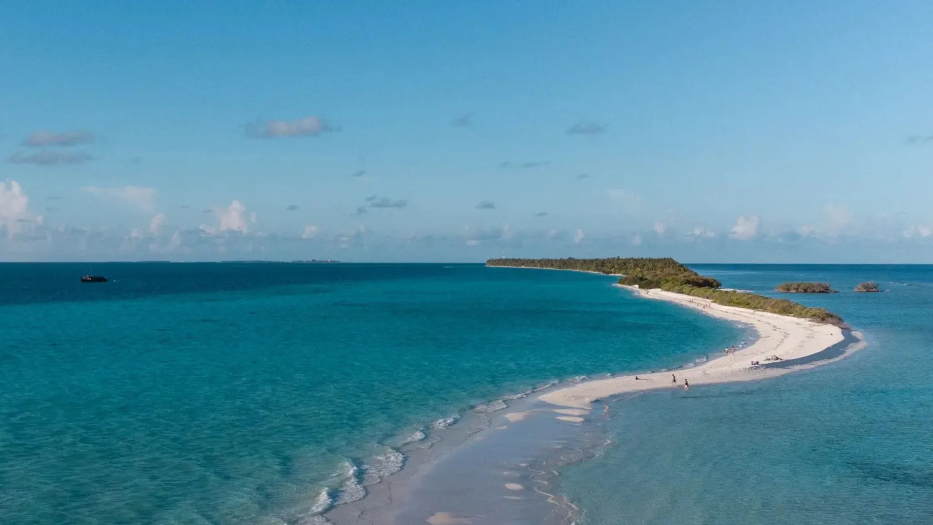 Spiaggia di sabbia bianca e laguna turchese a Dhigurah, Maldive